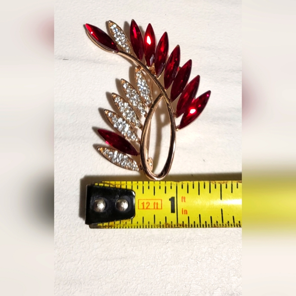 Vintage Elegant Ruby Red Rhinestone Gold Tone Brooch - Picture 4 of 4